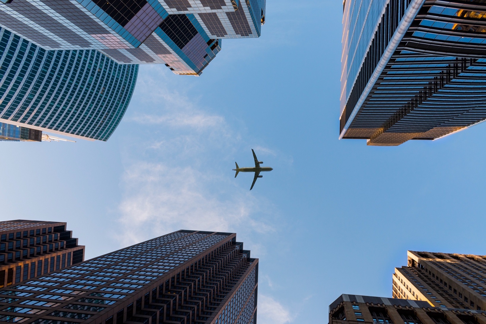 Flugzeug über Hochhäusern
