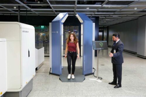 Weltweit erster Walk-Through-Scanner am Flughafen Frankfurt