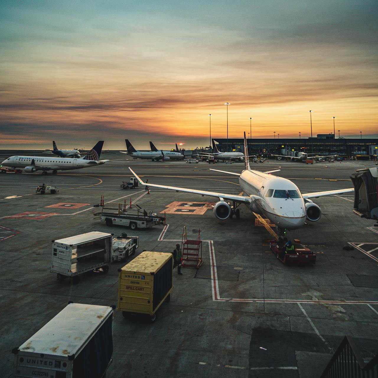 Flugzeug bei Sonnenuntergang am Flughafen